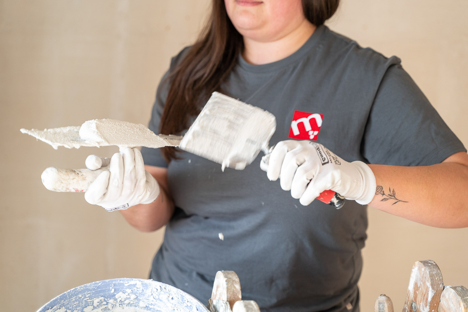  Eine Mitarbeiterin von Maler Merkle Illertissen bereitet Spachtelmasse sorgfältig für die Innenraumarbeiten vor. 