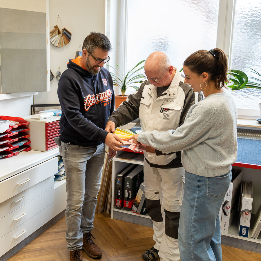 Markus Merkle von Maler Merkle Illertissen berät Kunden persönlich und zeigt Farbmuster für die Projektplanung.