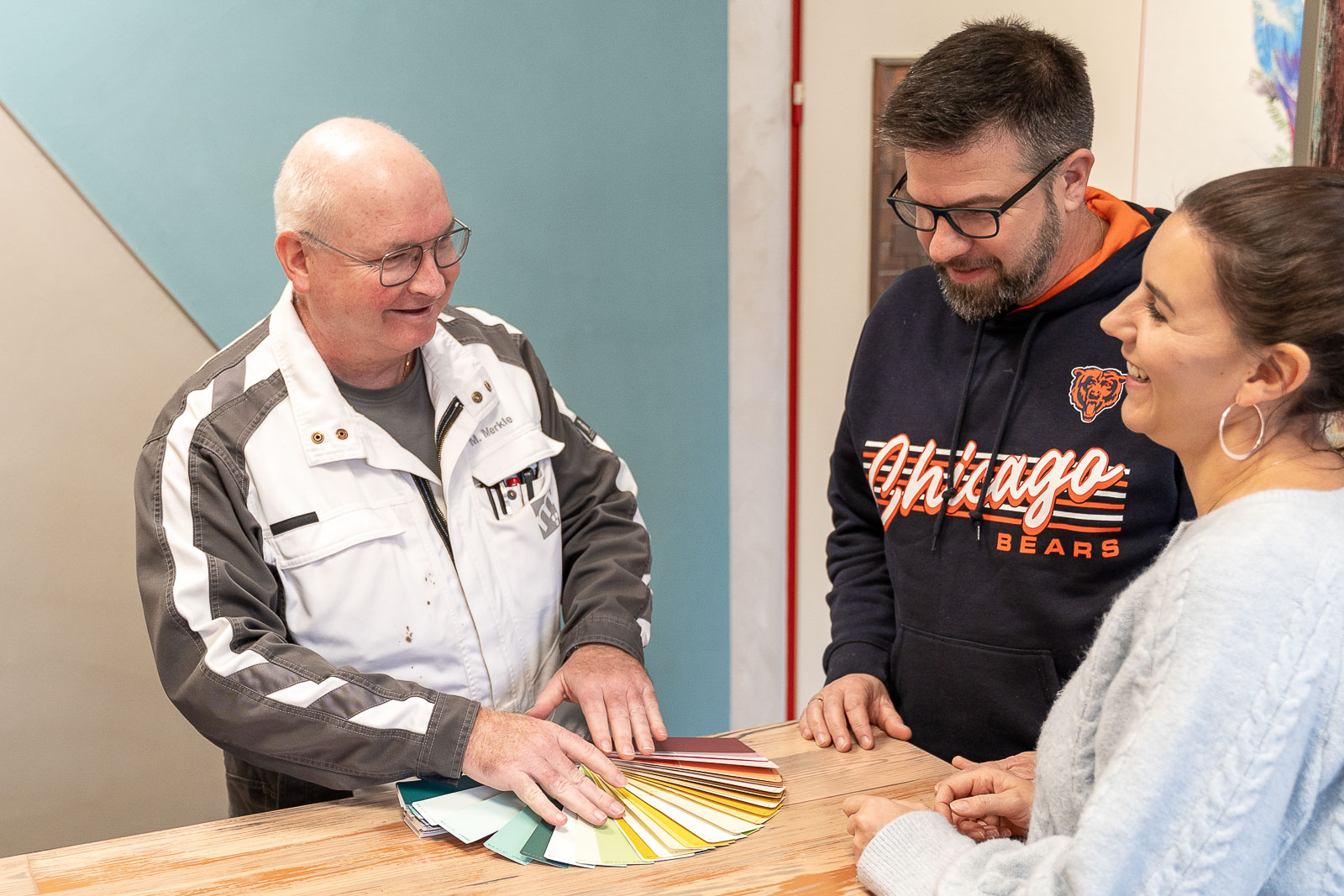  Markus Merkle von Maler Merkle Illertissen führt ein persönliches Beratungsgespräch mit zwei Kunden zur Projektplanung. 