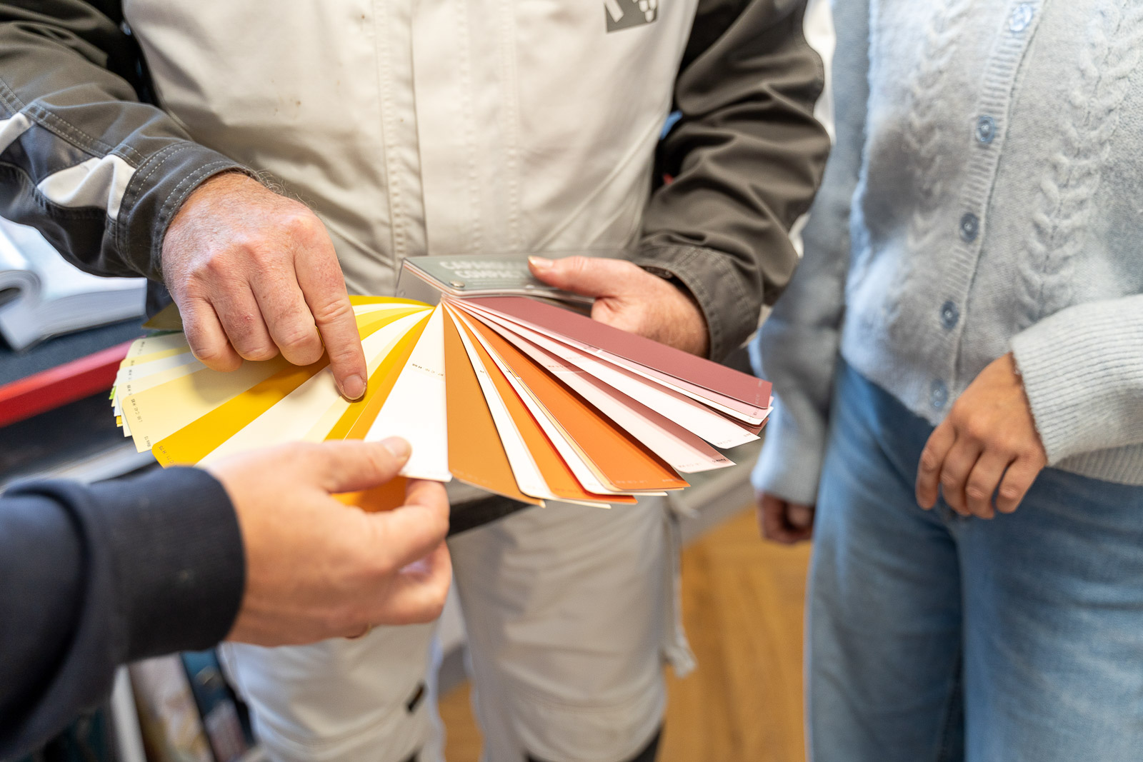  Markus Merkle von Maler Merkle Illertissen bespricht die Farbauswahl mit Kunden anhand eines Farbfächers im Detail. 