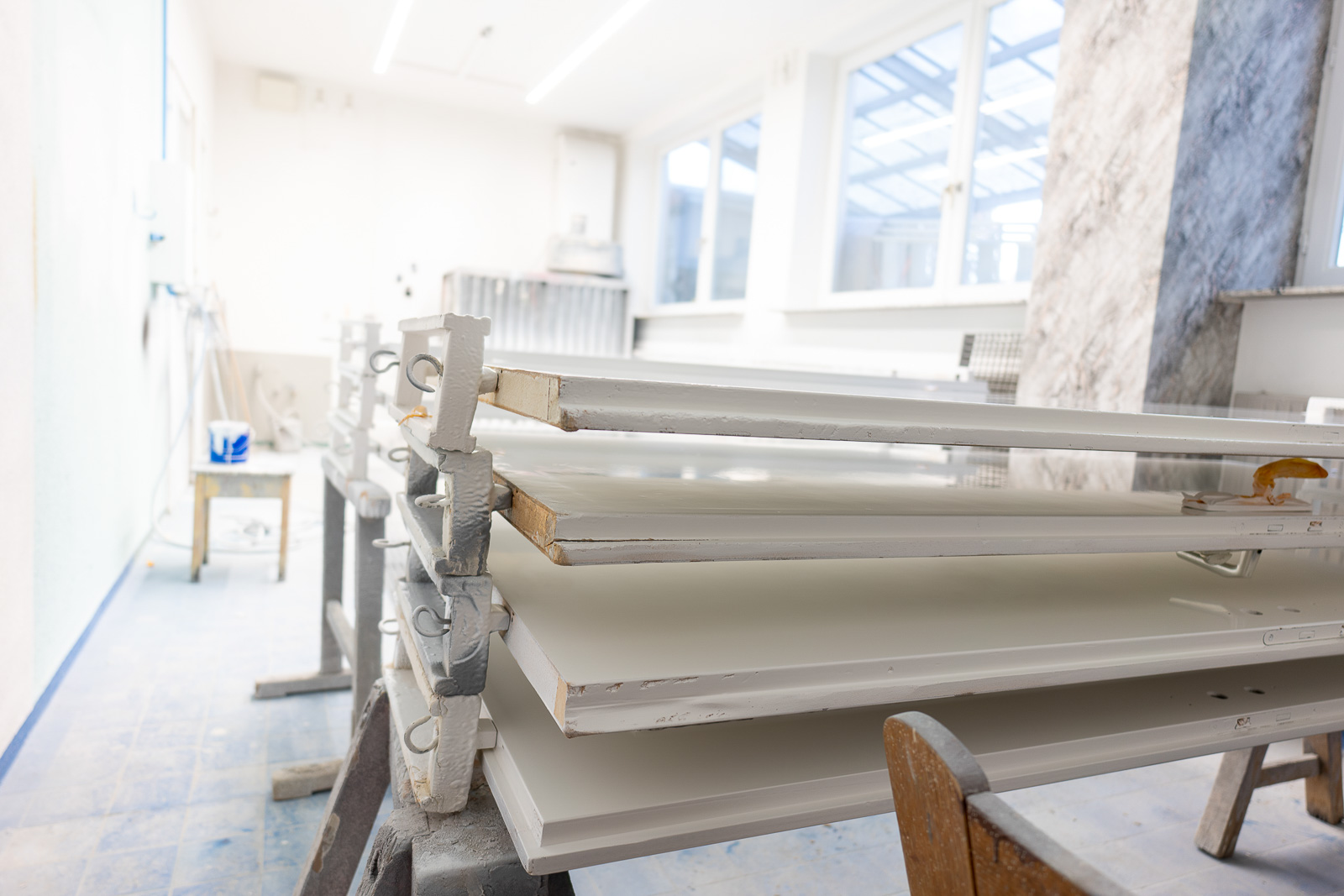  Holztüren von Maler Merkle Illertissen trocknen nach dem fachgerechten Lackieren im Betrieb. 