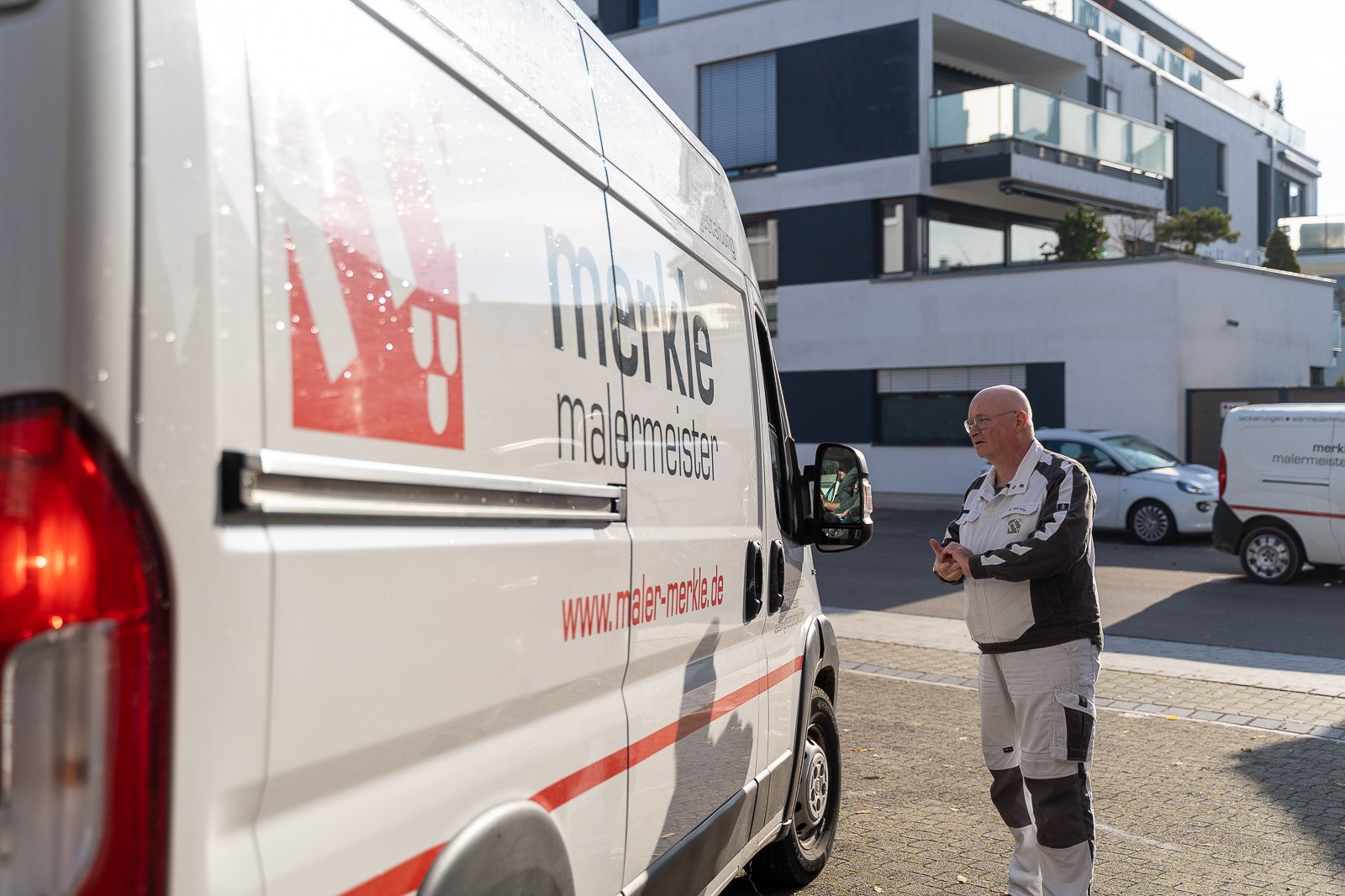  Markus Merkle von Maler Merkle Illertissen bespricht mit einem Mitarbeiter die Details eines bevorstehenden Auftrags im Lieferwagen. 