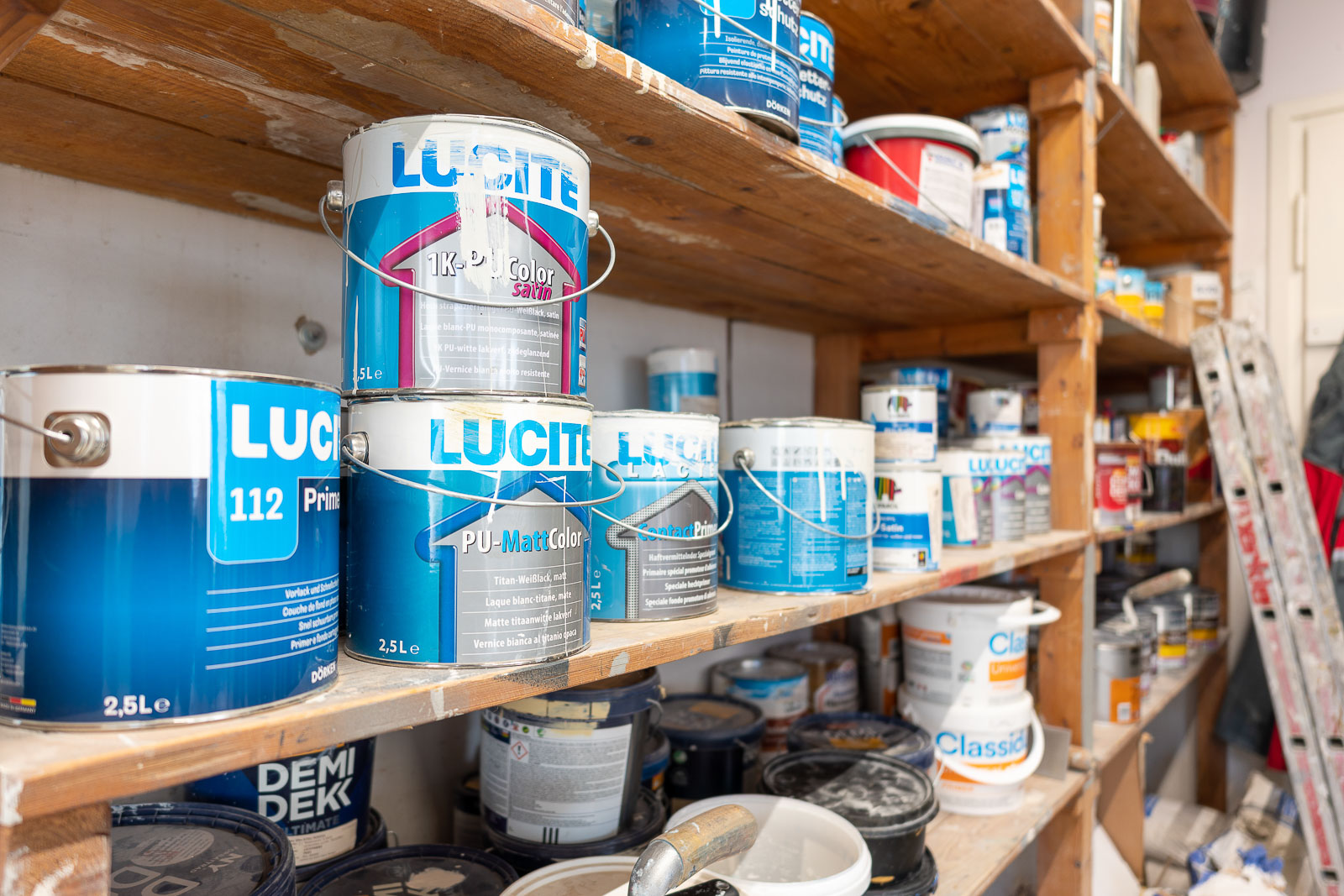  Farben und Lacke von Maler Merkle Illertissen sind sauber sortiert im Lagerregal bereit für die nächsten Aufträge. 