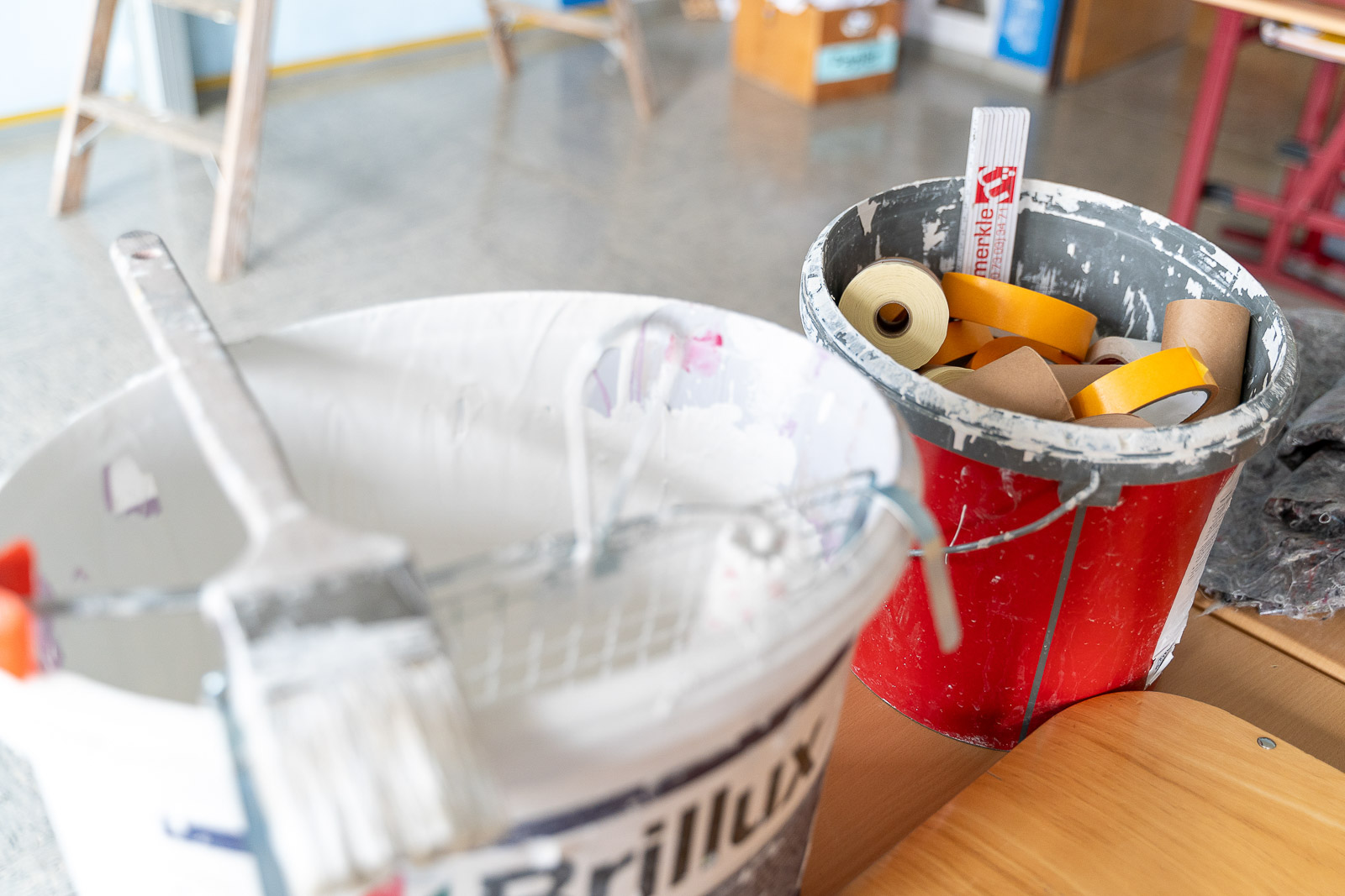  Farbe und Abklebematerial von Maler Merkle Illertissen stehen bereit für die fachgerechte Ausführung von Malerarbeiten. 