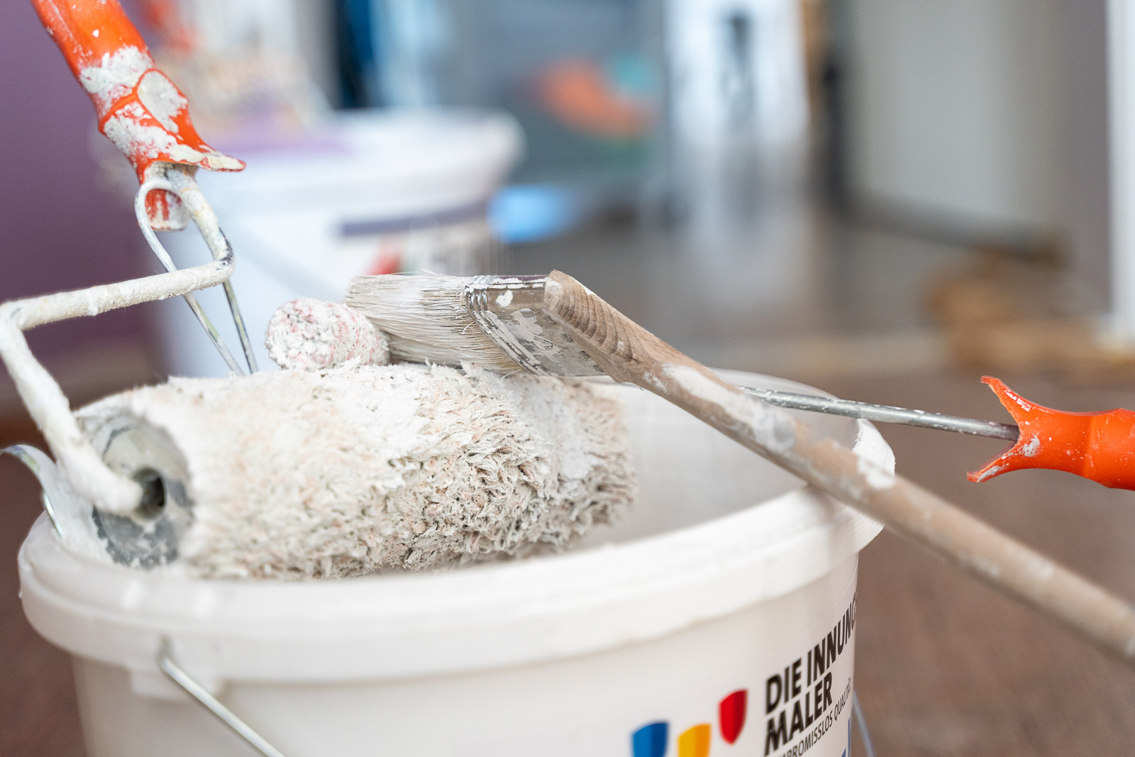  Farbrolle und Pinsel von Maler Merkle Illertissen – hochwertige Materialien für professionelle Malerarbeiten. 