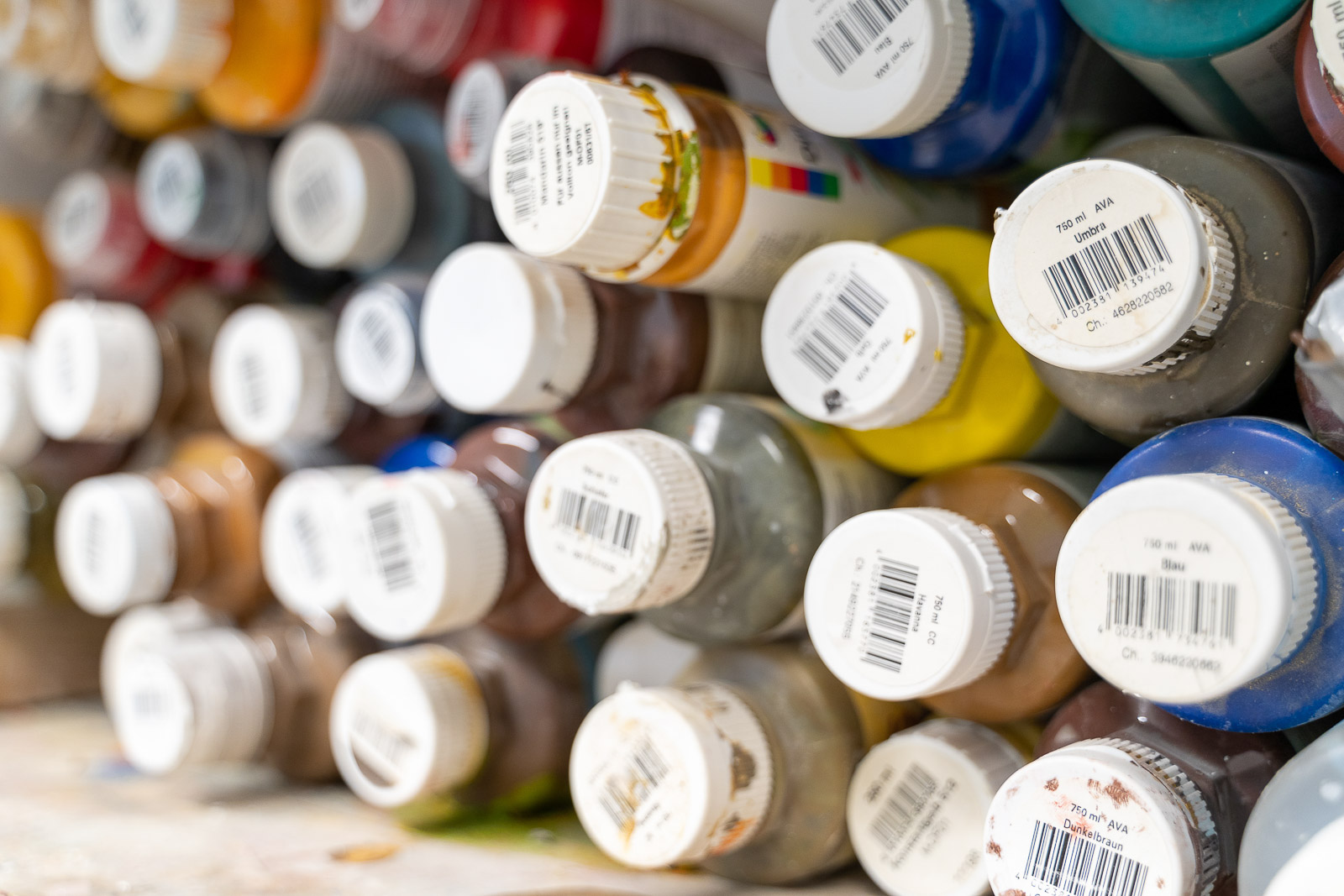  Farb-Tuben von Maler Merkle Illertissen zum Mischen individueller Farbkombinationen nach Kundenwunsch. 