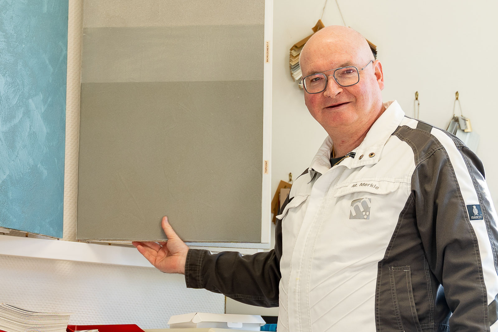  Markus Merkle von Maler Merkle Illertissen erklärt die Umsetzung anhand einer Musterwand für Zusatzleistungen. 