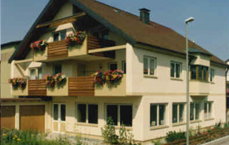 Karl-Heinz Merkle übernimmt die Geschäftsführung und errichtet das neue Wohn- und Geschäftshaus.