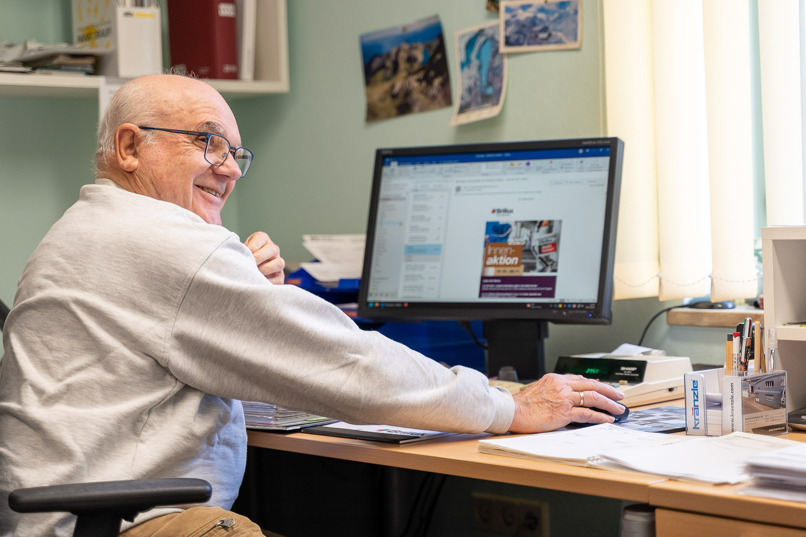  Karl-Heinz Merkle von Maler Merkle Illertissen bearbeitet Aufträge und plant Projekte am Computer. 
