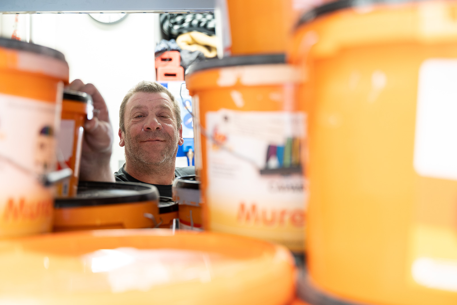  Ein Mitarbeiter von Maler Merkle Illertissen überprüft die Farb- und Materialbestände im Lagerregal. 